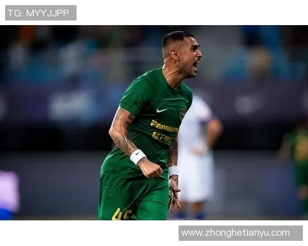 卷毛足球明星身穿绿衣服展现风采引发球迷热议与关注